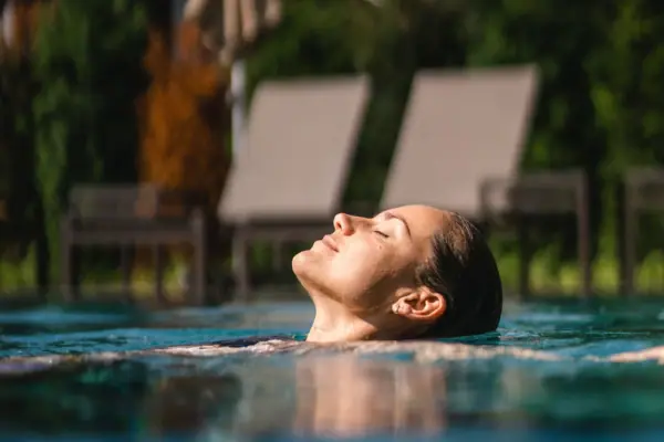Wellness in Garmisch-Partenkirchen A woman is swimming in a pool.