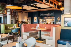 Ein Restaurant mit Tischen und Stühlen im Innenbereich.