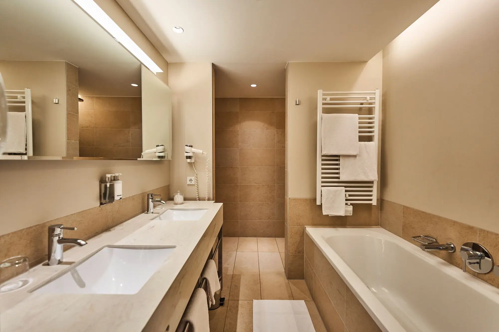 Suite bathroom Bathroom with bathtub and washbasin, fitted with taps and tiles.