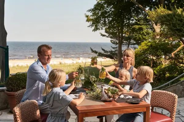 A group of people are sitting at a table with drinks.