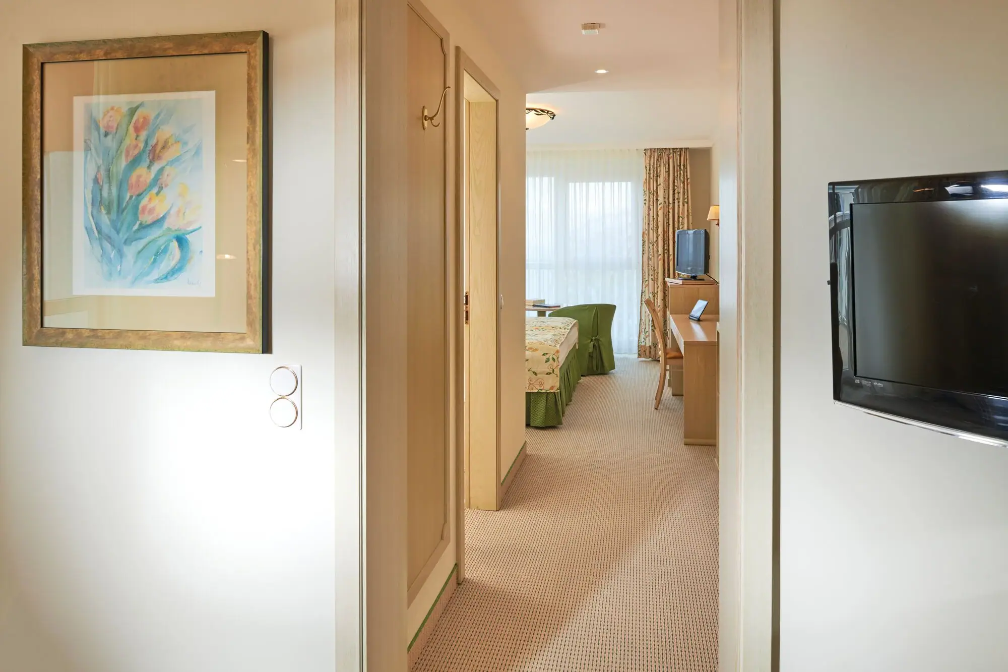 Suite Nordperd & Villas Hallway with television and table