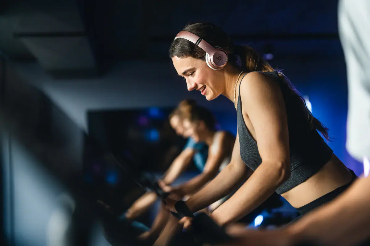 Fitness area at the aja Bad Saarow A group of women on treadmills.