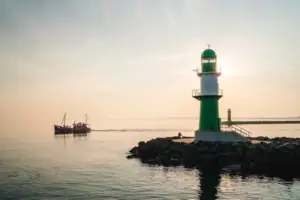 Leuchtturm auf einer felsigen Insel im Wasser