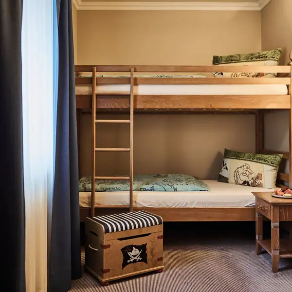 A family room at the aja Strandhotel Bansin with a loft bed for children.