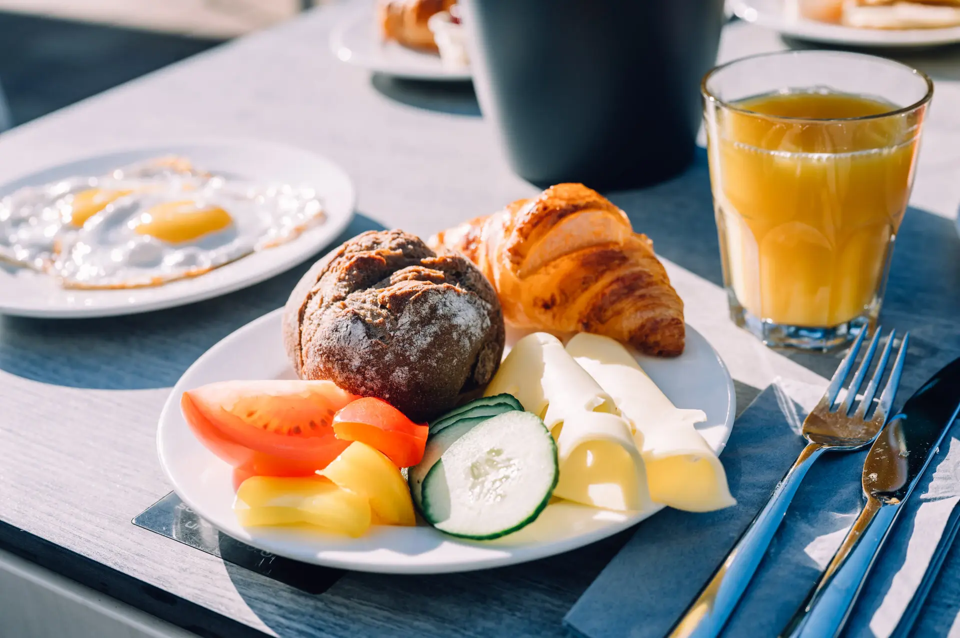 A plate of food and a glass of juice