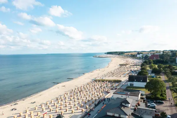 Grömitz beach, with its many beach chairs and the blue Baltic Sea.