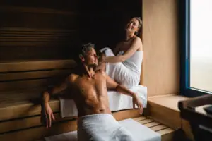 Ein Mann und eine Frau in einer Sauna.