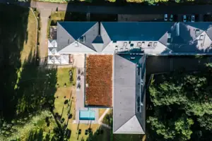 aja Bad Saarow von oben Ein Gebäude mit Pool und Rasen von oben fotografiert.