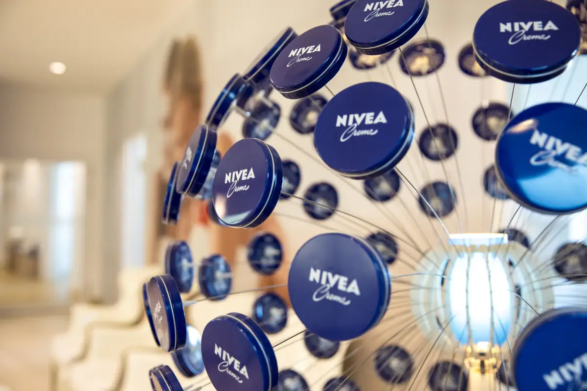 A group of blue cans on a wire.