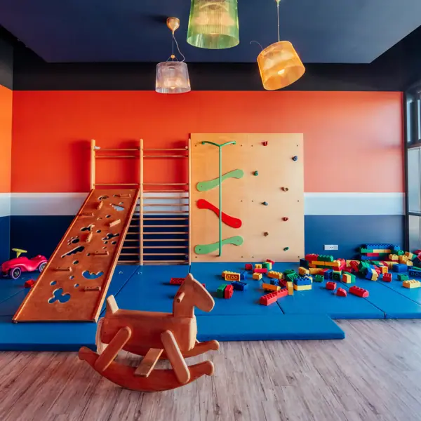 Spielbereich mit Spielwand in einem Raum.