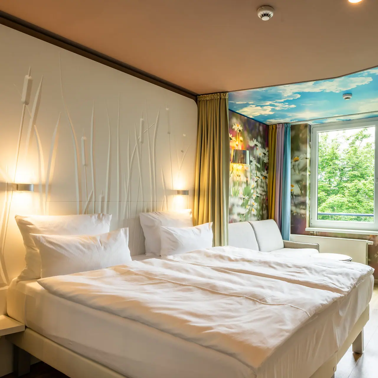 Rooms and suites at the aja Bad Saarow A room with two beds and a window.