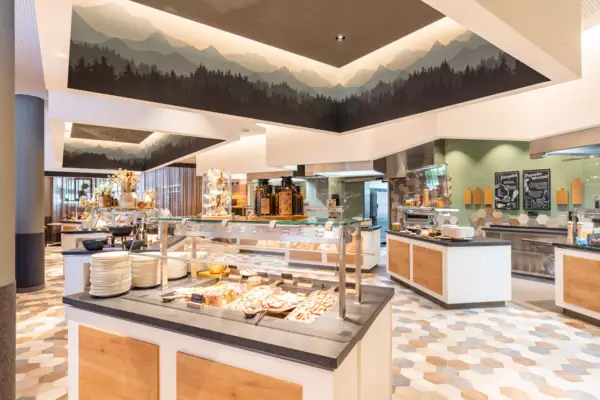 Buffet mit verschiedenen Speisen in einem Restaurant.