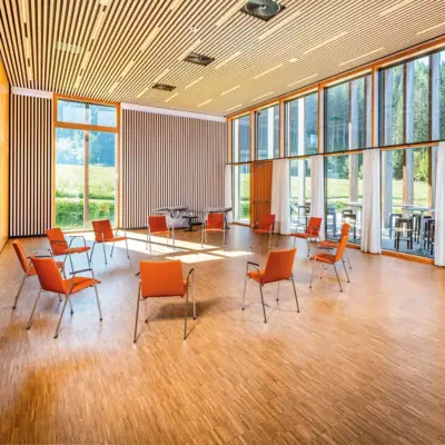 A room with chairs and tables.