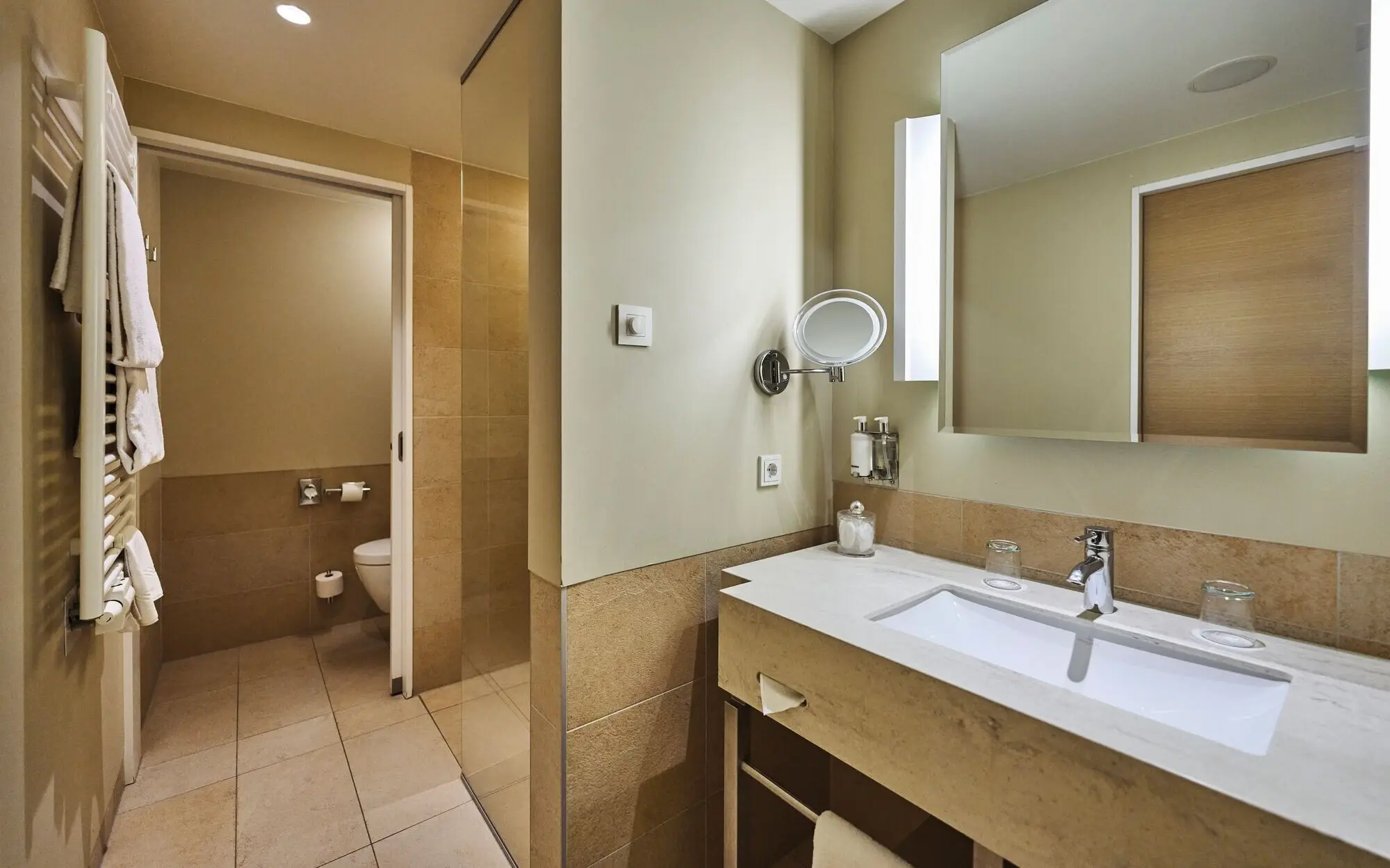 Bathroom with a mirror and a washbasin.