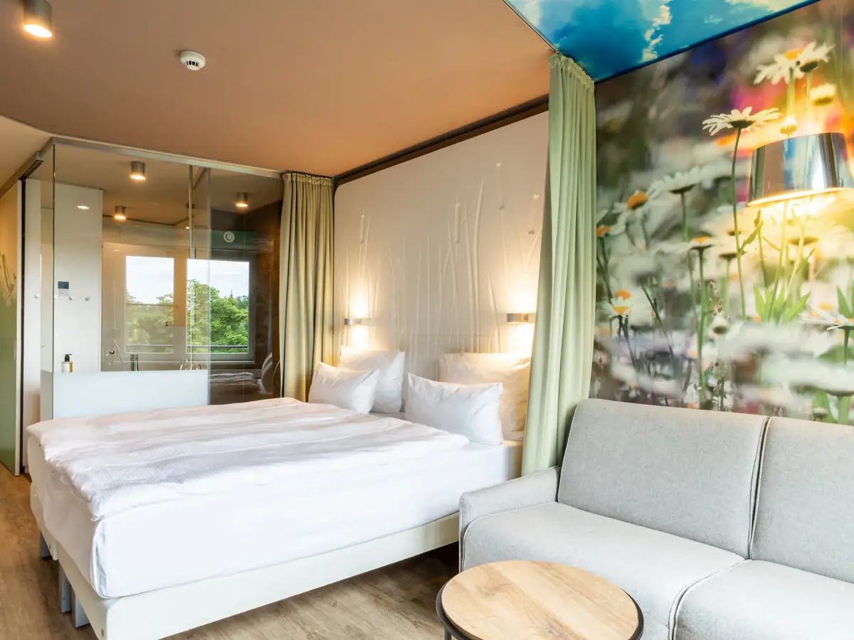 Holiday in Bad Saarow Room with a bed and a chair.