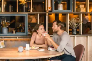Ein Mann und eine Frau sitzen an einem Tisch mit Essen.