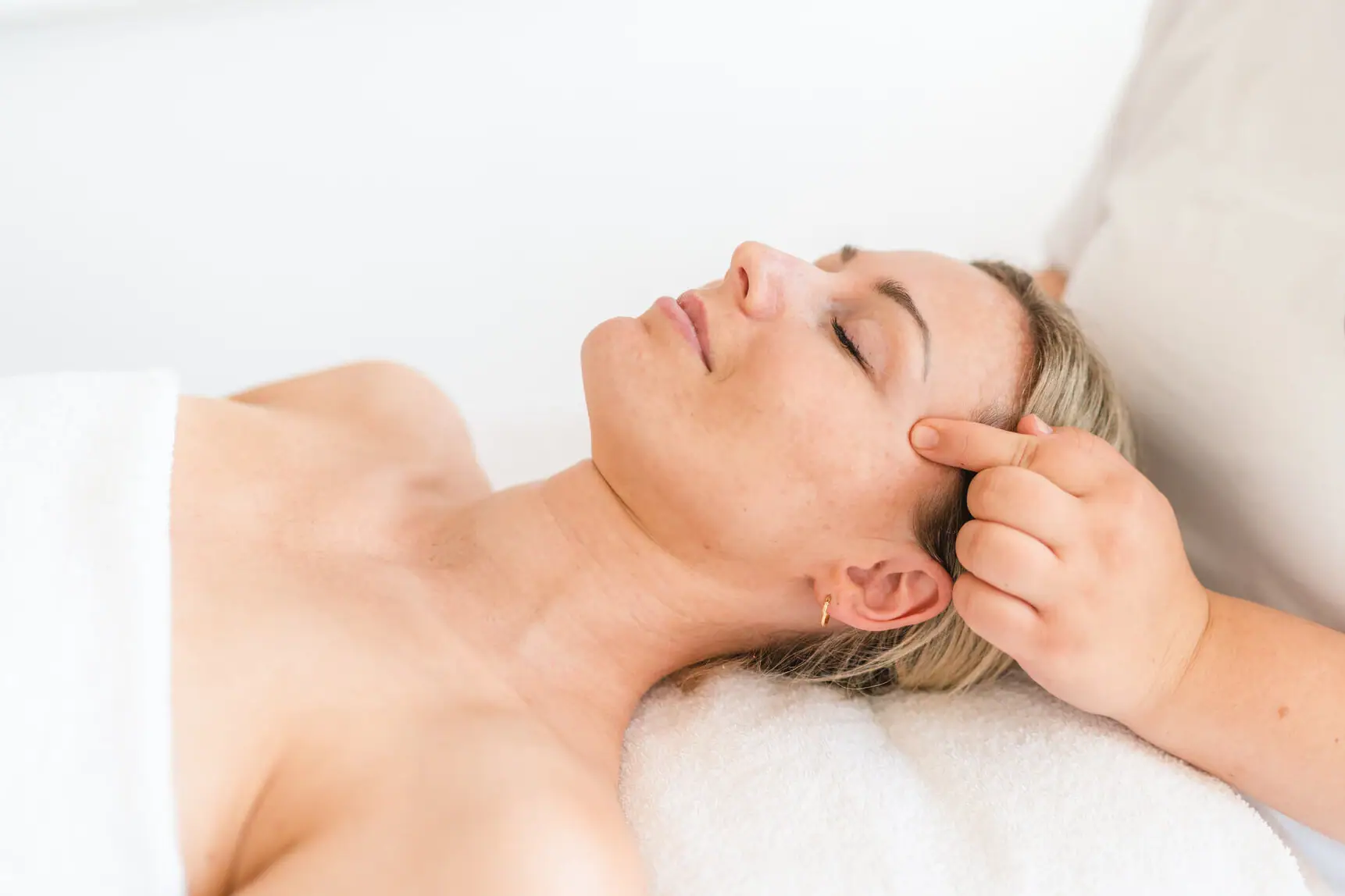 Application in aja Grömitz Woman lying on a massage table.