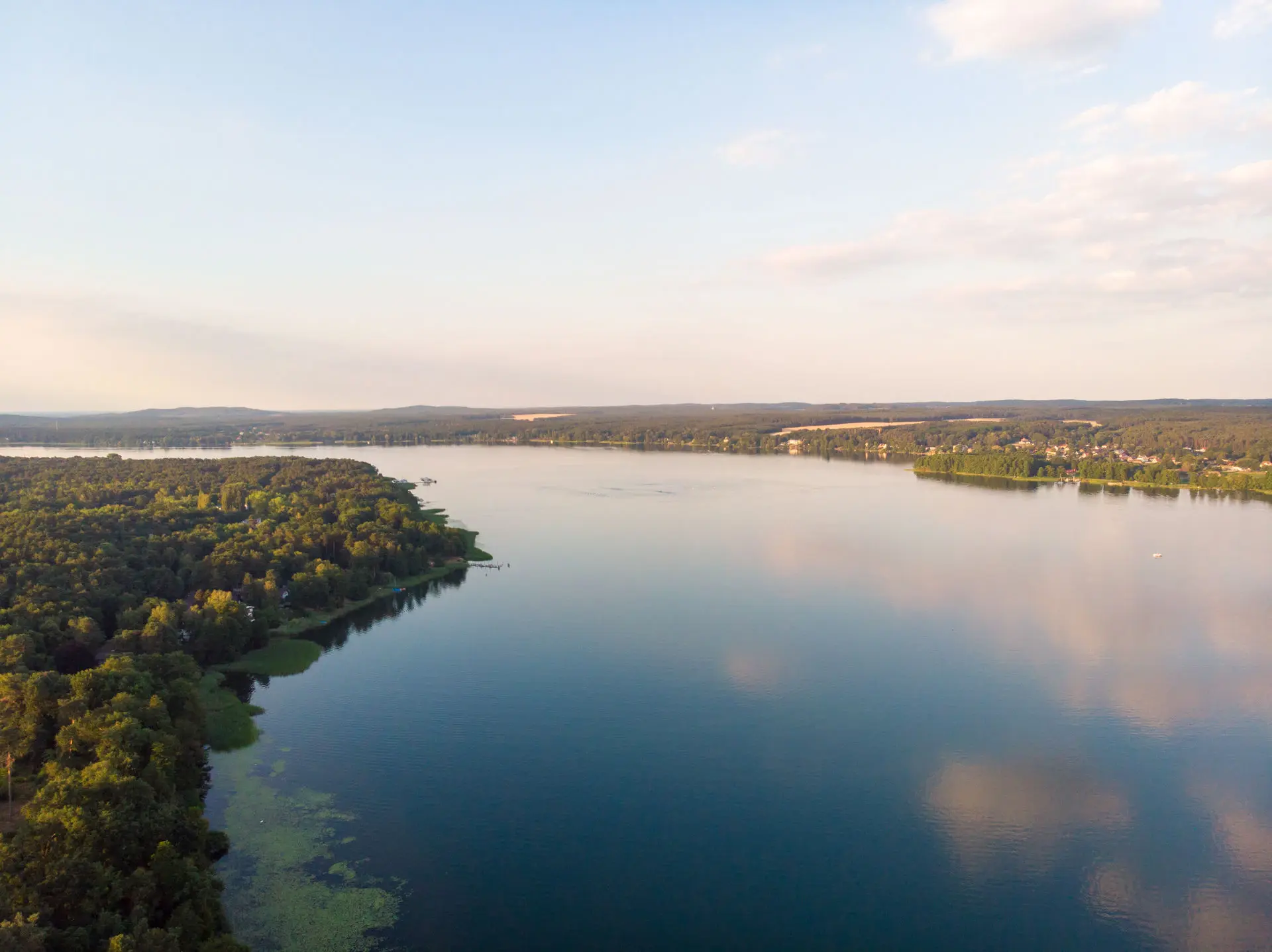 Ein See mit Bäumen darum herum.