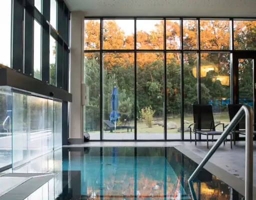 Bathing world at aja Bad Saarow Indoor pool with large glass wall and large window.