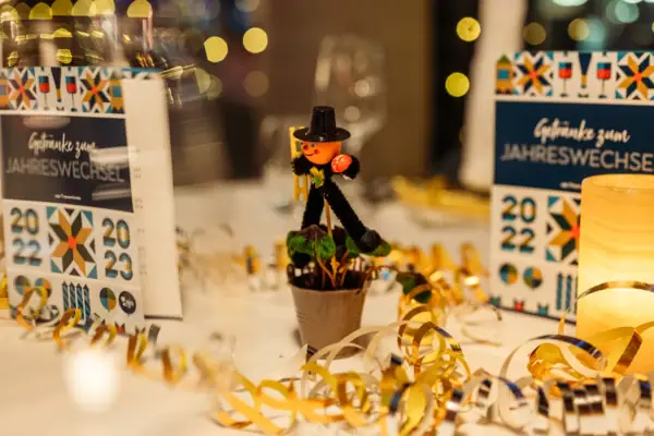 Decoration consisting of a chimney sweep, streamers and a white tablecloth in the restaurant
