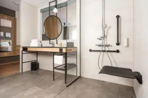 Disabled-friendly room Bathroom with mirror and washbasin