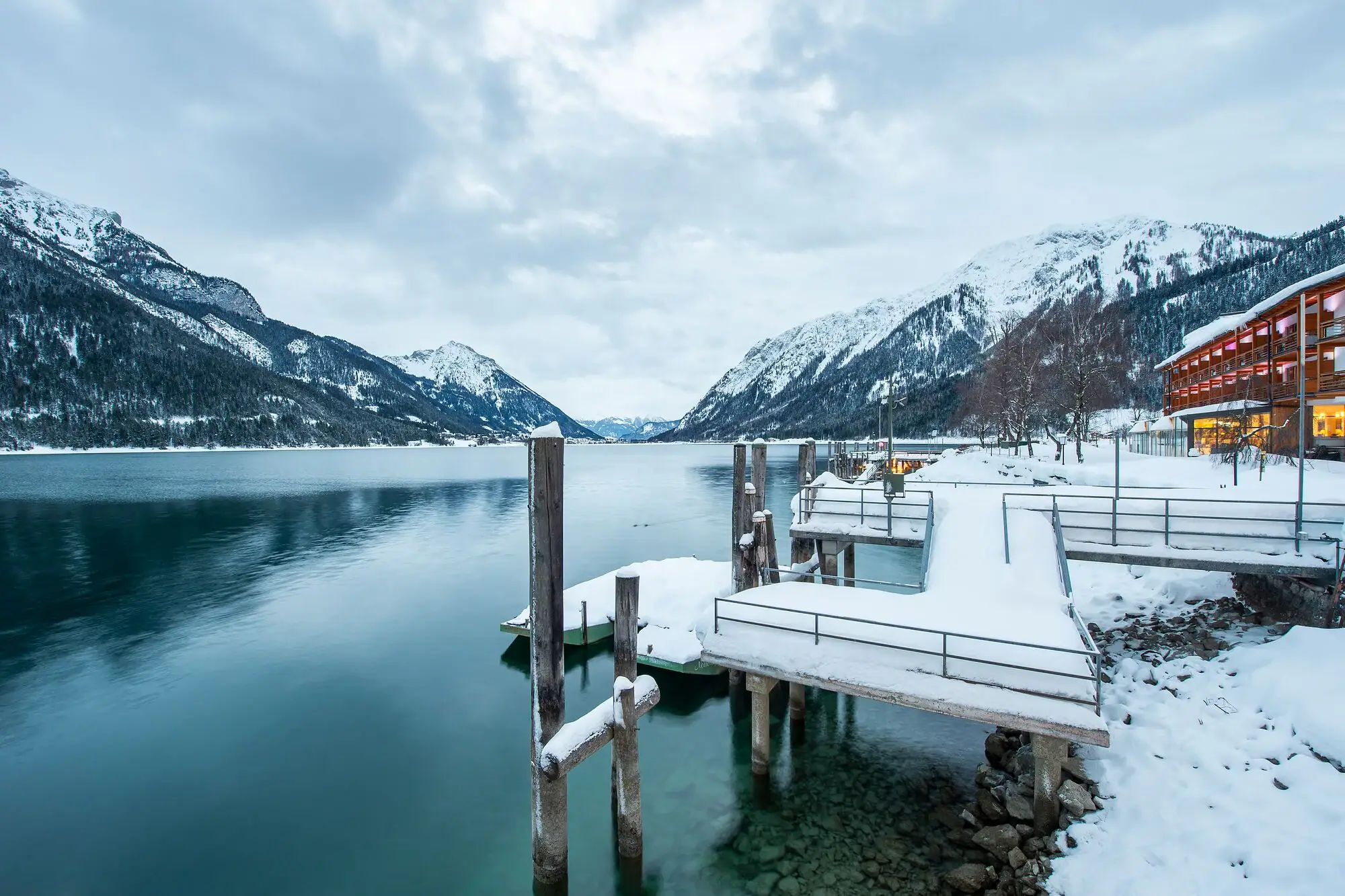 Fürstenhaus footbridge with snow Snow-covered jetty on an outdoor lake.