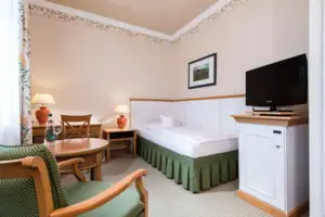 Single room aja Nordperd & Villas Göhren A room with a bed and a television.