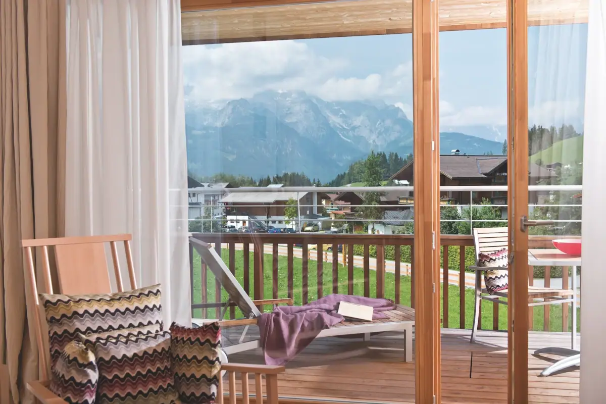 Holiday flats Werfenweng Balcony with a view of the mountains and trees.