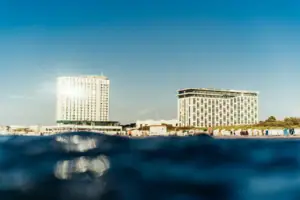 Ein Gewässer mit dem aja Warnemünde im Hintergrund.