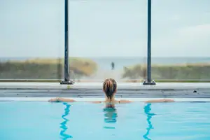 Eine Frau in einem Schwimmbecken.