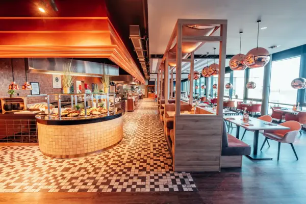 Ein Restaurant mit Tischen und Stühlen.