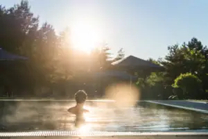 Außenpool Person im Pool