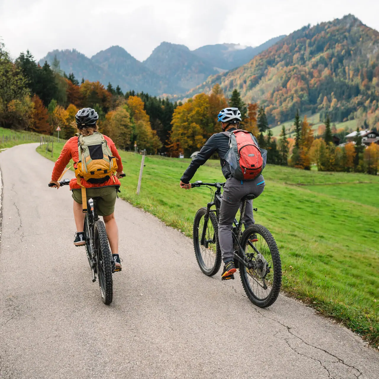 Cycling tours in Ruhpolding Two people are cycling along a road in Ruhpolding.