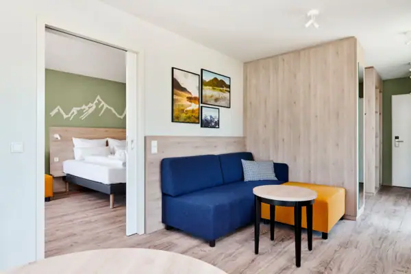 Ein Zimmer mit einer Couch und einem Tisch.