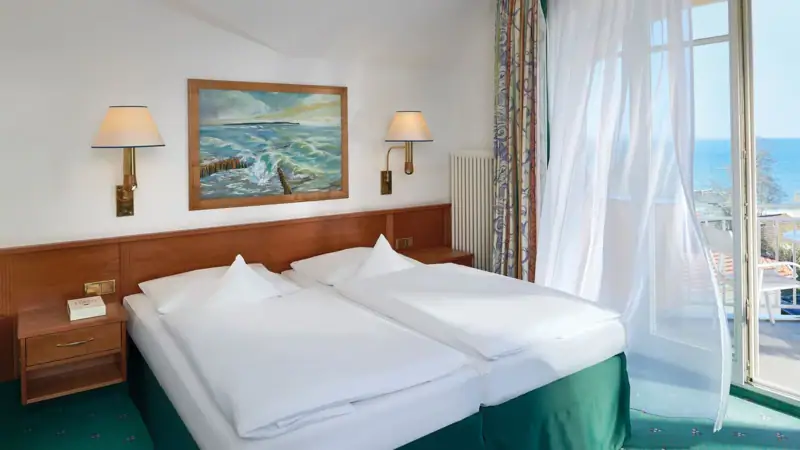 Rooms Nordperd & Villas A room with two beds and a window.