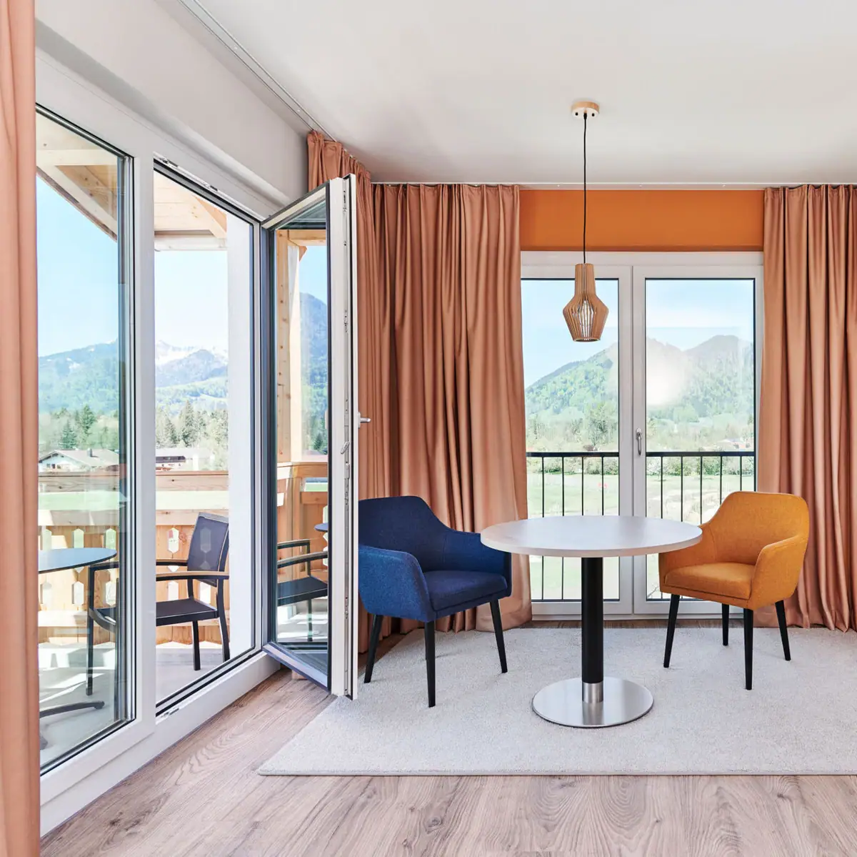 Suite with balcony aja Ruhpolding A room with a table and chairs.