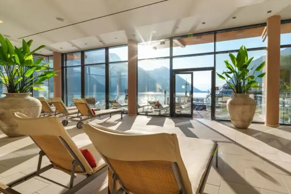 Ein Raum mit Liegen und einer großen Glastür.