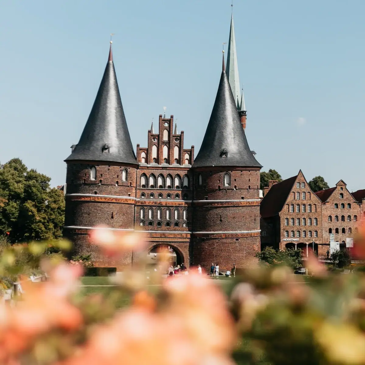 The Holsten Gate stands in a green setting with its two British towers and the gate between them, which provides a view of the inner courtyard.