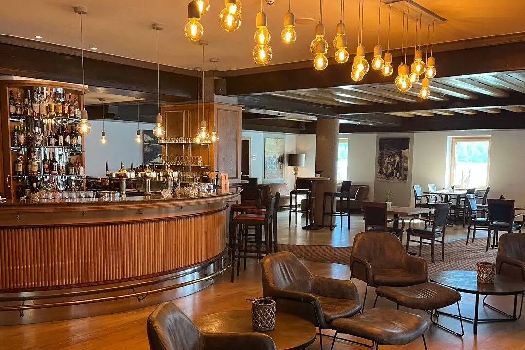 Furisto Bar & Lounge A room with a bar and chairs.