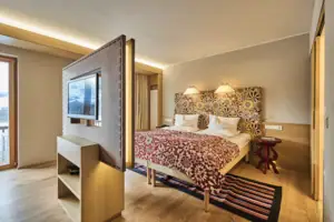 Ein Zimmer mit einem Bett und einem Fernseher.