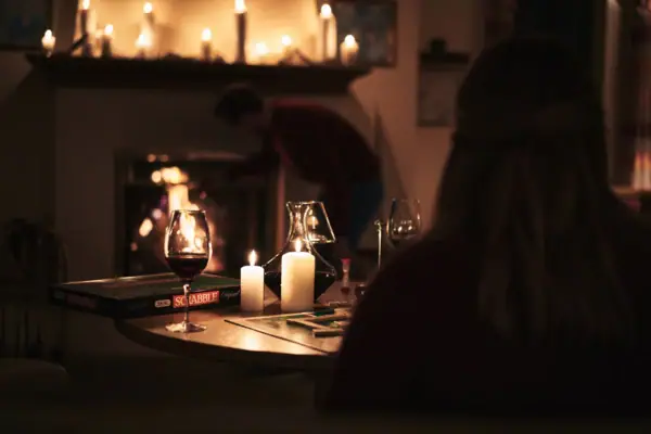 Kamin Ein Tisch mit Weingläsern und Kamin im Hintergrund.