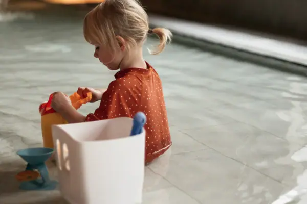 A girl is playing in the children’s pool at an aja family hotel in Bavaria.