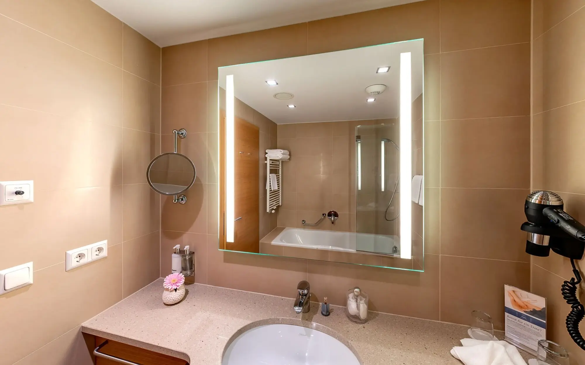 Bathroom with mirror and washbasin.