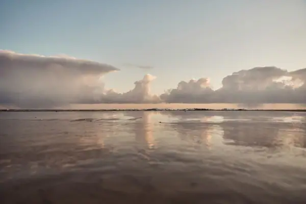 Strand Bansin Die Ostsee mit Wolken am Himmel bei Sonnenuntergang.