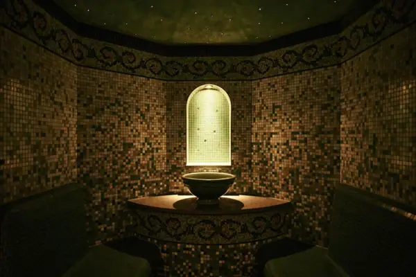 A steam bath with washbasin and benches.