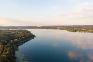 Ein See mit Bäumen darum herum.