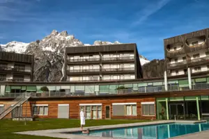 Eine Person steht vor einem Schwimmbecken im Freien.