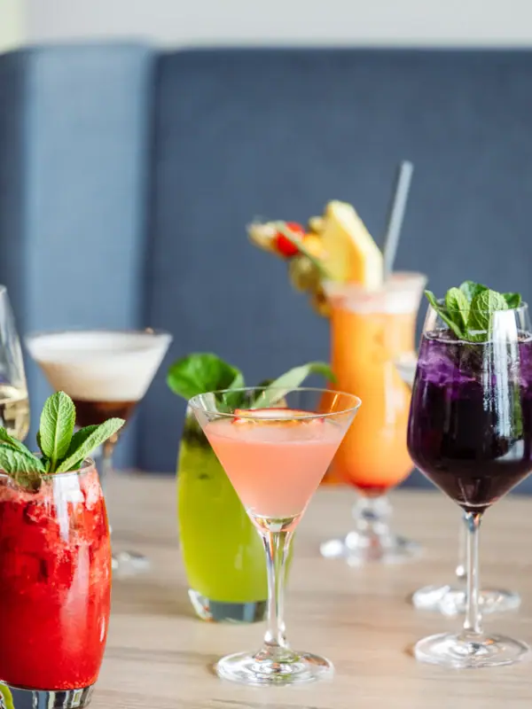 Cocktails Eine Auswahl an Cocktails mit Garnitur auf einem Tisch.
