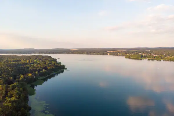 Scharmützelsee Ein See mit Bäumen darum herum.