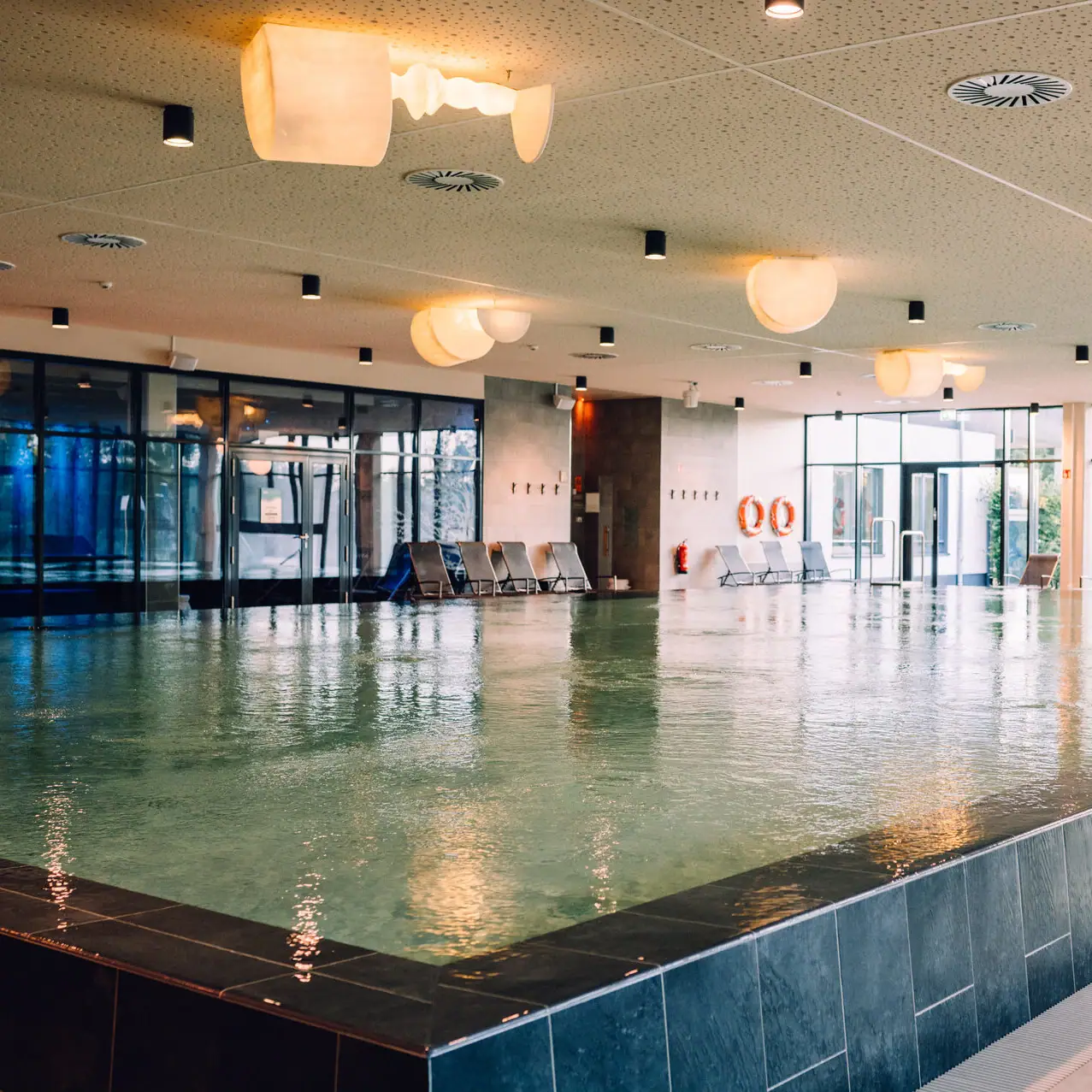 Day SPA at the aja Bad Saarow Large indoor pool with lighting